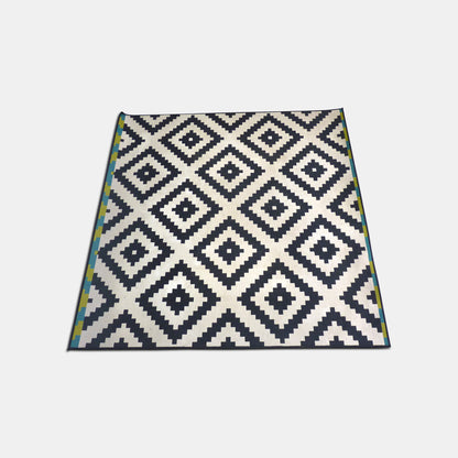 Medium Black & White Patterend Rug